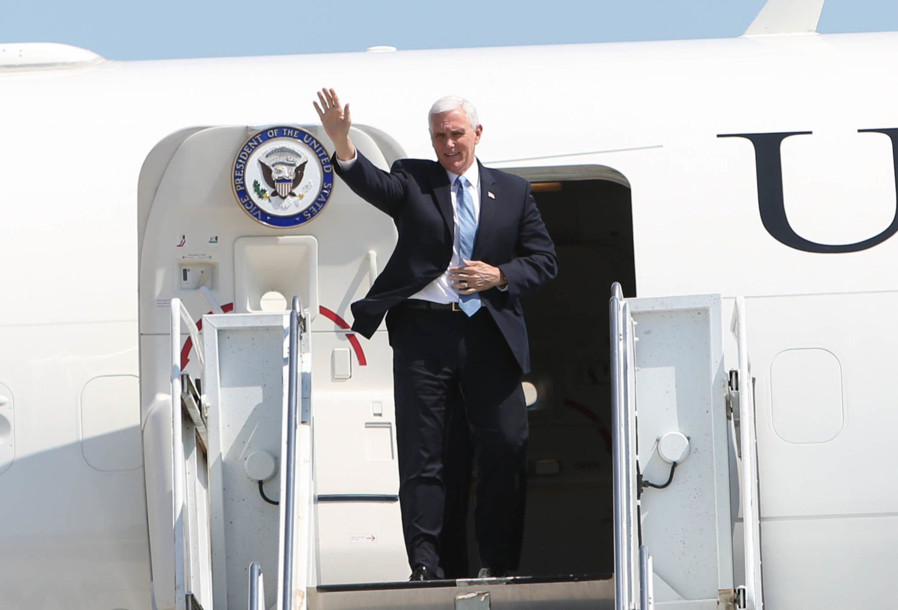 VP Pence arrives in Mason City (21).jpg